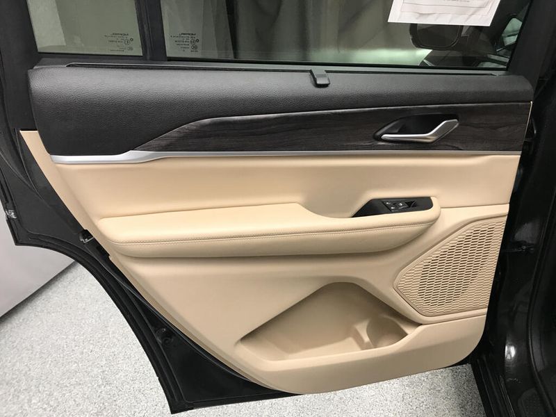 Used 2023 Jeep Grand Cherokee L LimitedImage 8