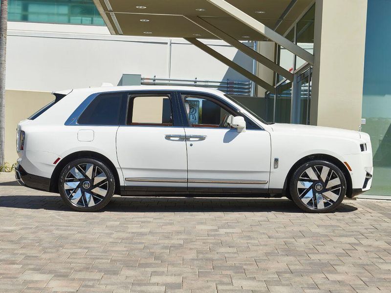 Used 2025 Rolls-Royce Cullinan Image 9