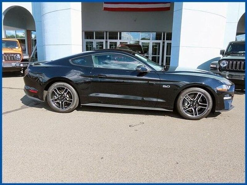 2022 Ford Mustang GT Premium photo 2