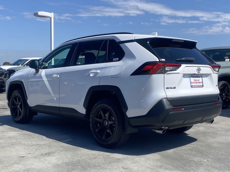 Used 2021 Toyota RAV4 LEImage 5