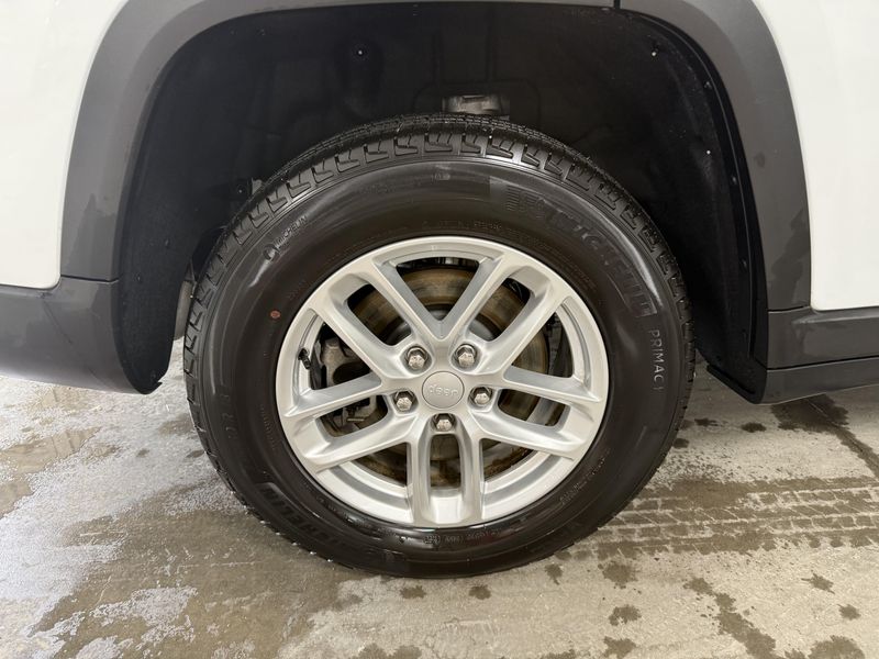 Used 2025 Jeep Grand Cherokee L LaredoImage 8