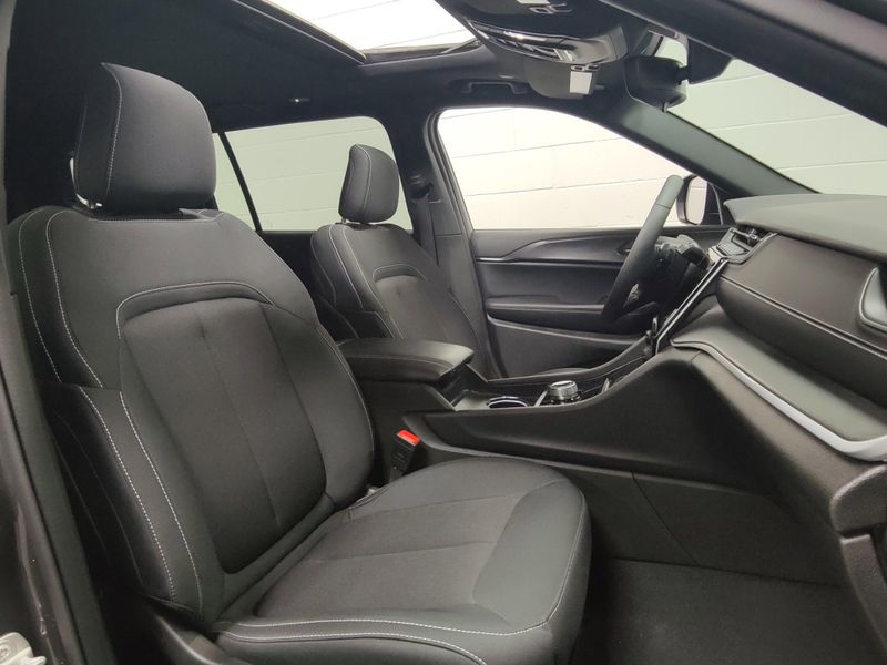 2024 Jeep Grand Cherokee L Laredo X 4x4 w/Sunroof/Lux TechImage 4