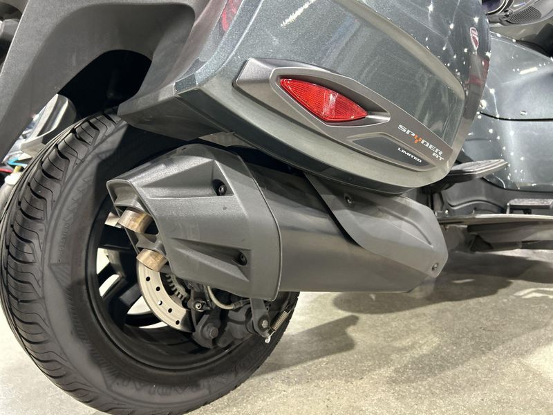 2018 Can-Am SPYDER RT-SE6  in a GREY exterior color. Del Amo Motorsports of Redondo Beach (424) 390-7811 delamomotorsports.com 