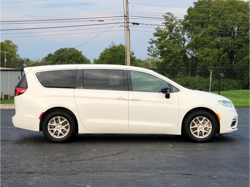 Used 2025 Chrysler Pacifica Select