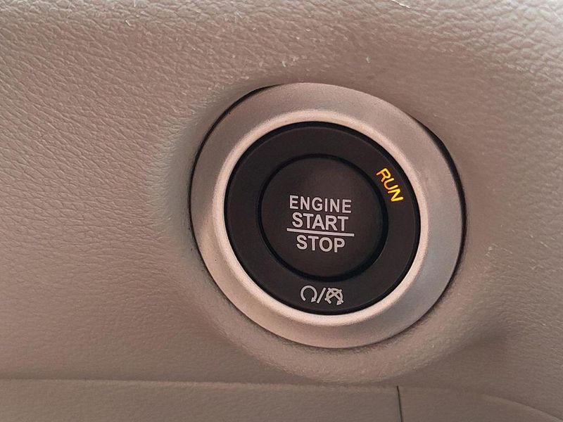 2023 Chrysler Pacifica Touring LImage 16