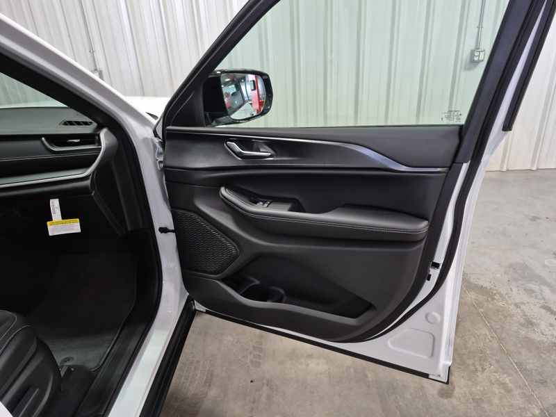 2025 Jeep Grand Cherokee L Altitude X 4x4Image 11