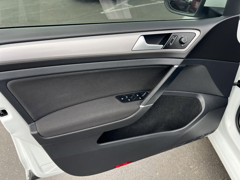 Used 2016 Volkswagen e-Golf SEImage 4