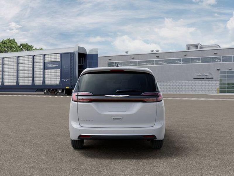 New 2026 Chrysler Pacifica SelectImage 7