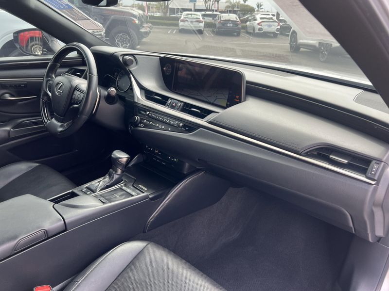 2019 Lexus ES 300hImage 26