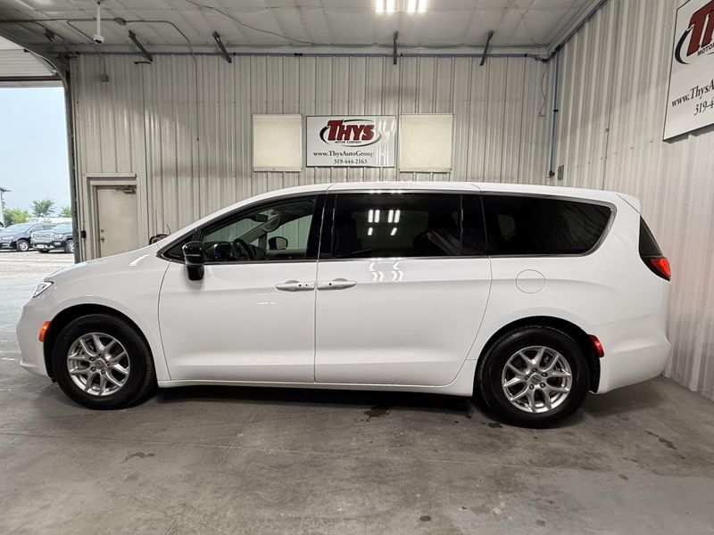 Used 2024 Chrysler Pacifica Touring LImage 13