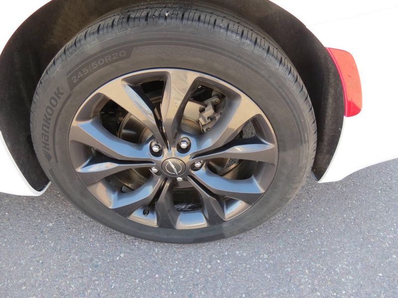 Used 2020 Chrysler Pacifica Touring 4dr Mini VanImage 8