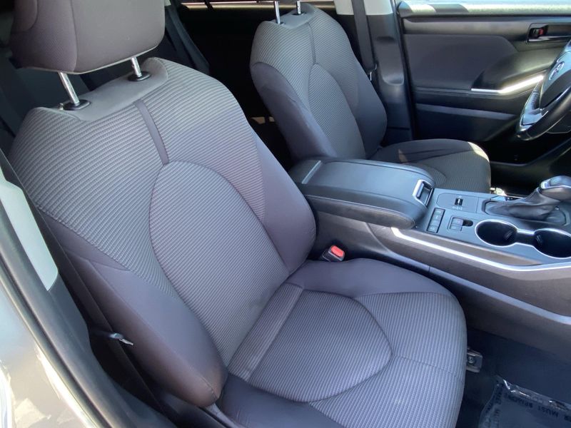 Used 2022 Toyota Highlander LEImage 11