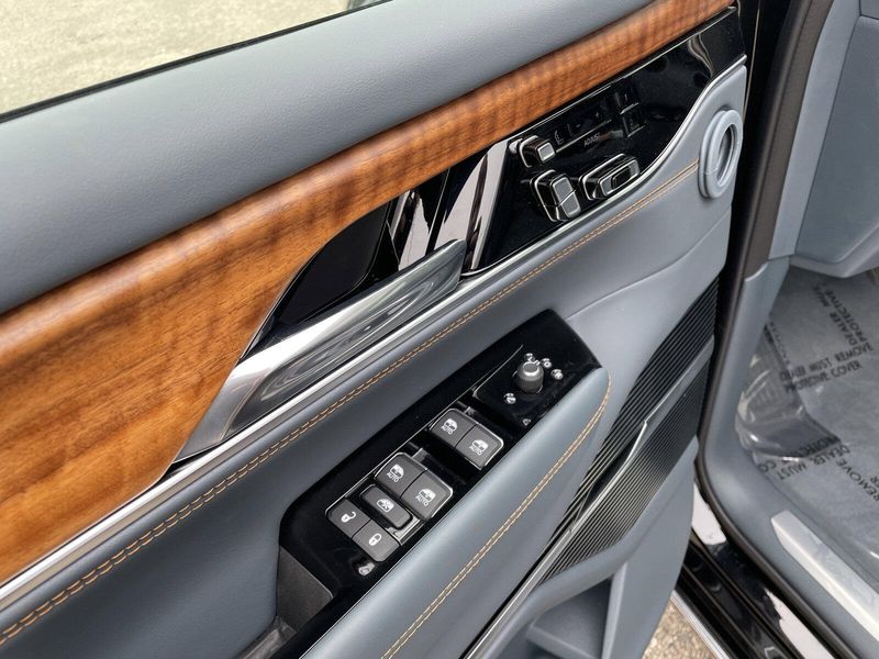 2022 Grand Wagoneer Series II 4x4Image 17