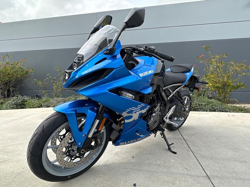 2025 Suzuki GSX-8R Image 8