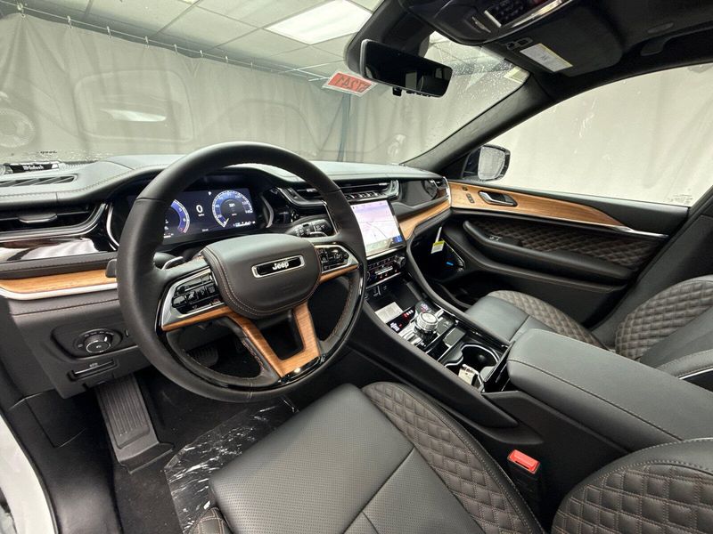 New 2025 Jeep Grand Cherokee L Summit Reserve 4x4Image 9