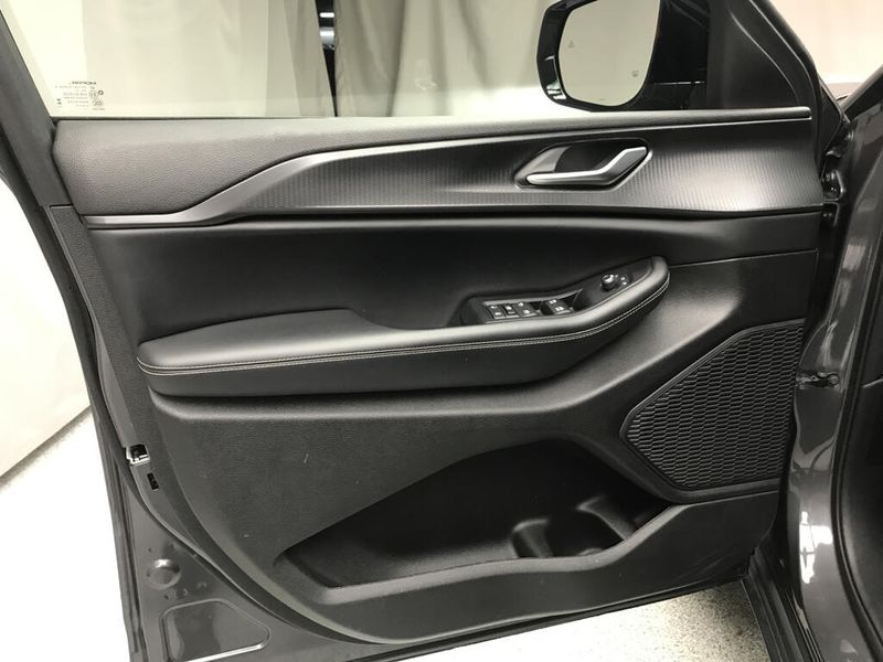 Used 2023 Jeep Grand Cherokee AltitudeImage 3