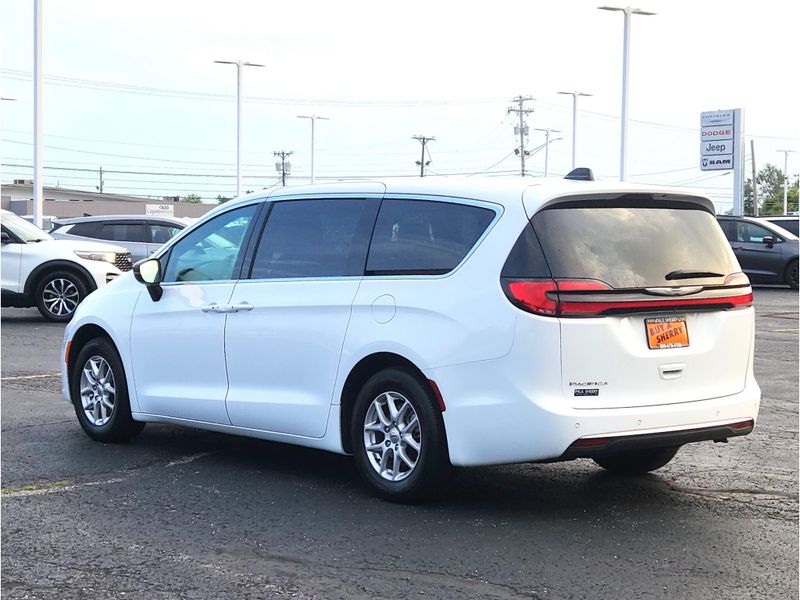 Used 2025 Chrysler Pacifica Select