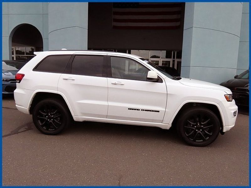 2021 Jeep Grand Cherokee Laredo XImage 2