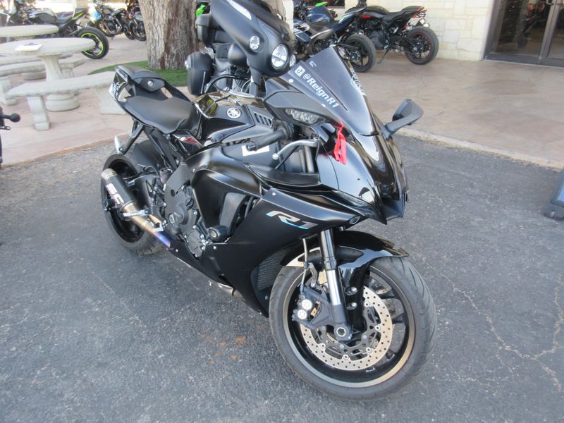 USED 2022 YAMAHA YZF-R1 Image 1