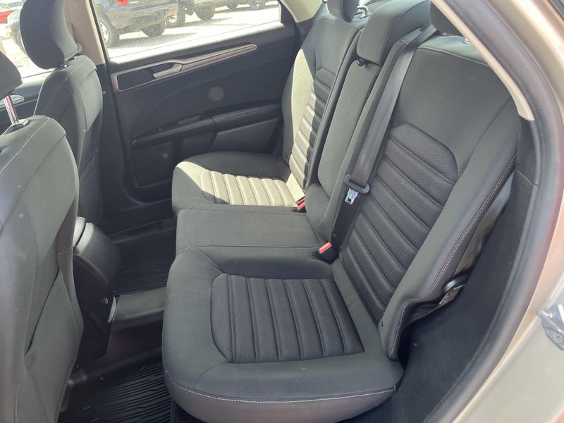2018 Ford Fusion SEImage 2