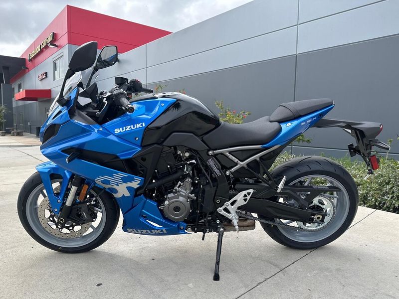 2025 Suzuki GSX-8R Image 11