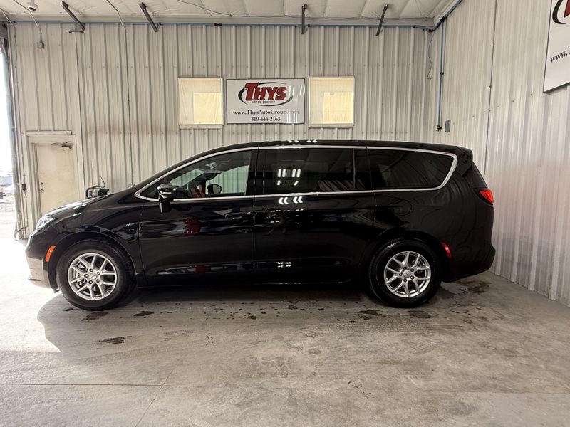 Used 2026 Chrysler Pacifica SelectImage 13