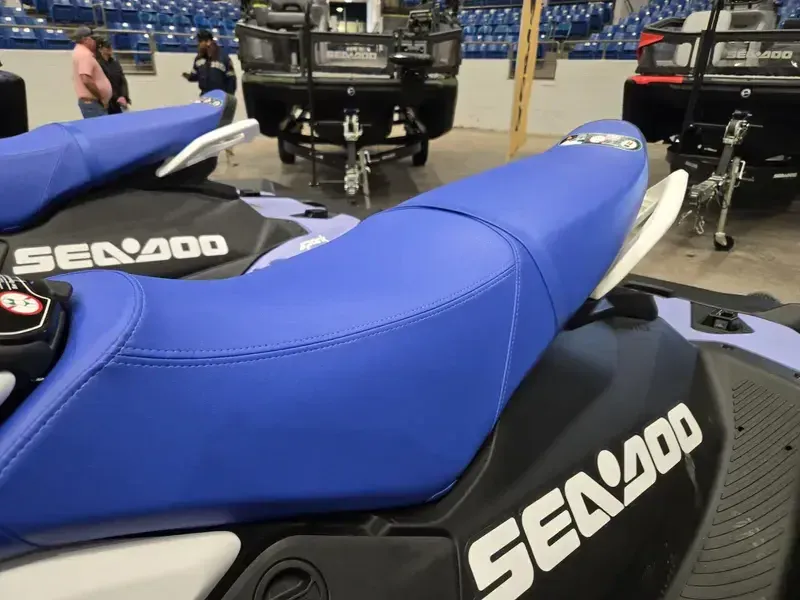 2025 SEADOO SPARK FOR 3 CONVENIENCE PACKAGE WITH SOUND SYSTEM DAZZLING BLUE AND VAPOR BLUE Image 7