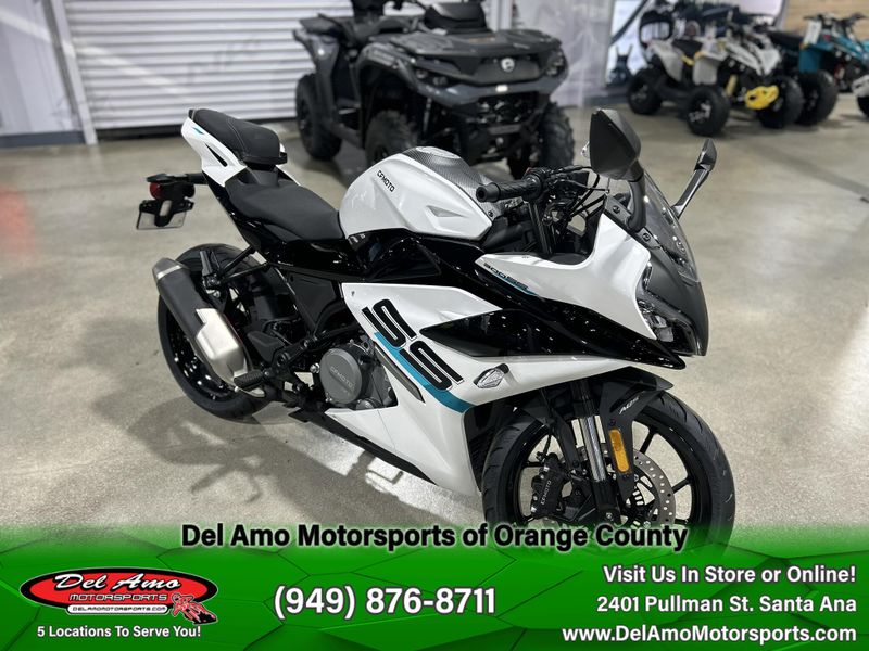 2025 CFMOTO 300SS Image 4