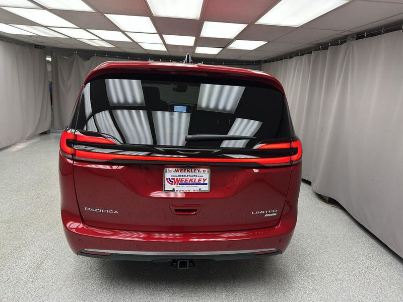 New 2027 Chrysler Pacifica Limited AwdImage 3