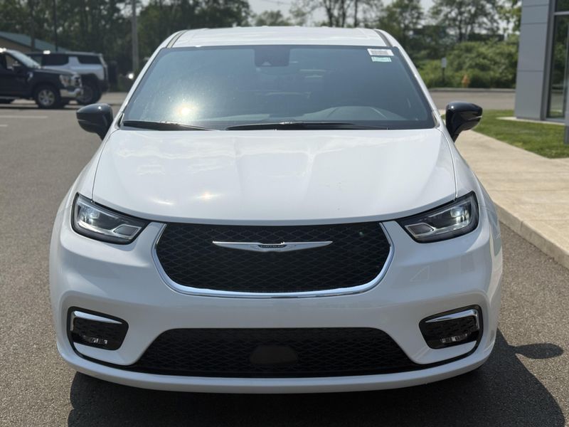 Used 2025 Chrysler Pacifica Select