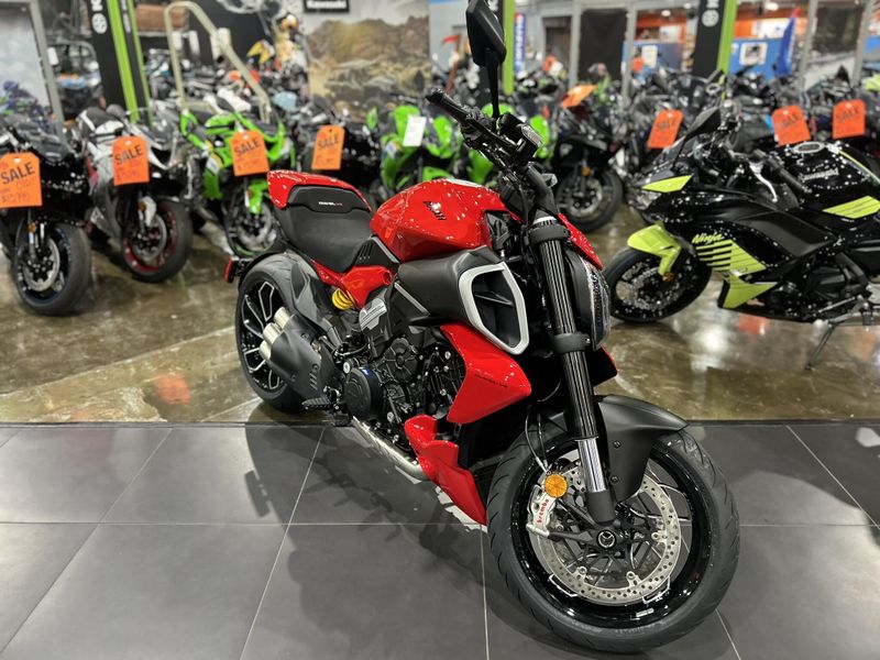 New 2025 Ducati DIAVEL V4 