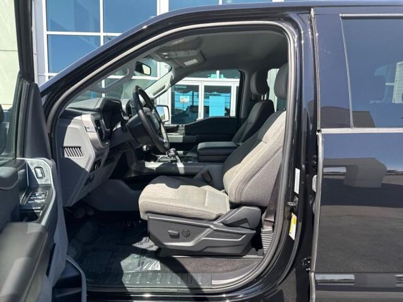 2023 Ford F-150 Lightning XLT photo 8