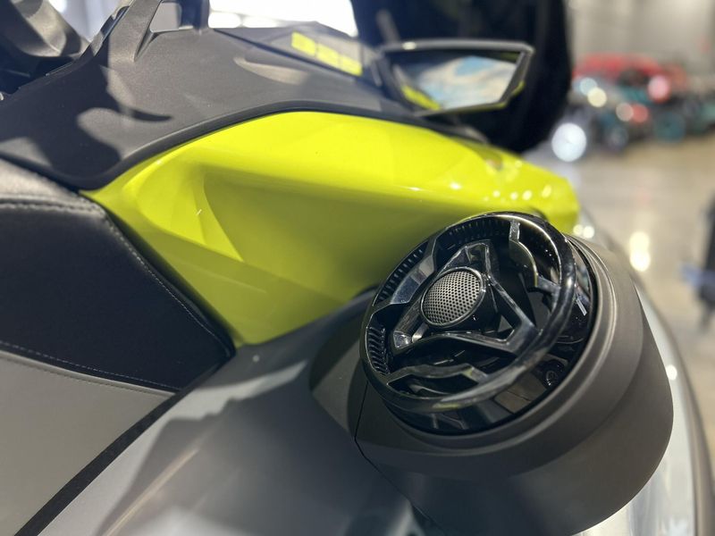 2025 Sea-Doo RXP-X 325 (SOUND SYSTEM) Image 4