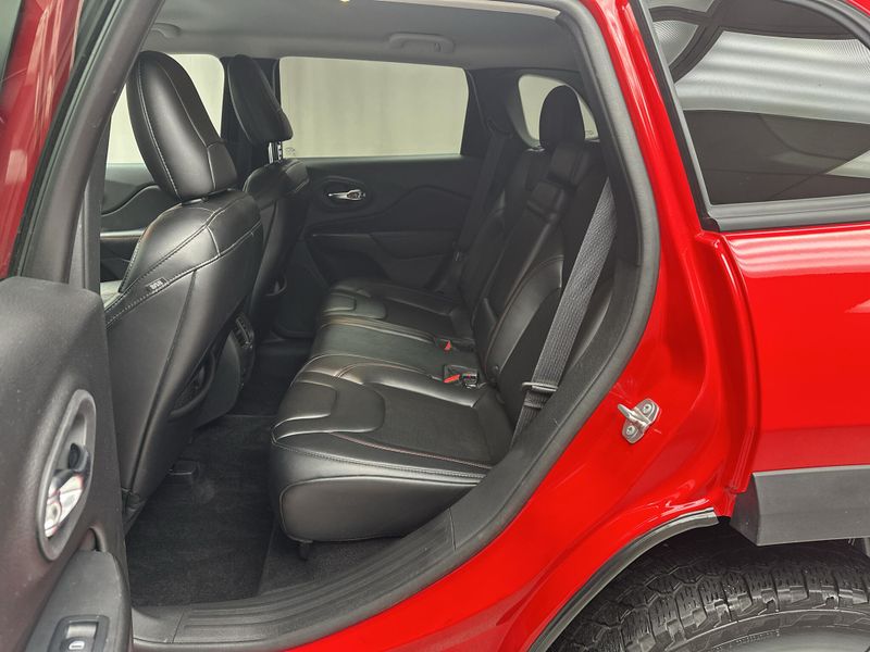 Used 2019 Jeep Cherokee TrailhawkImage 12