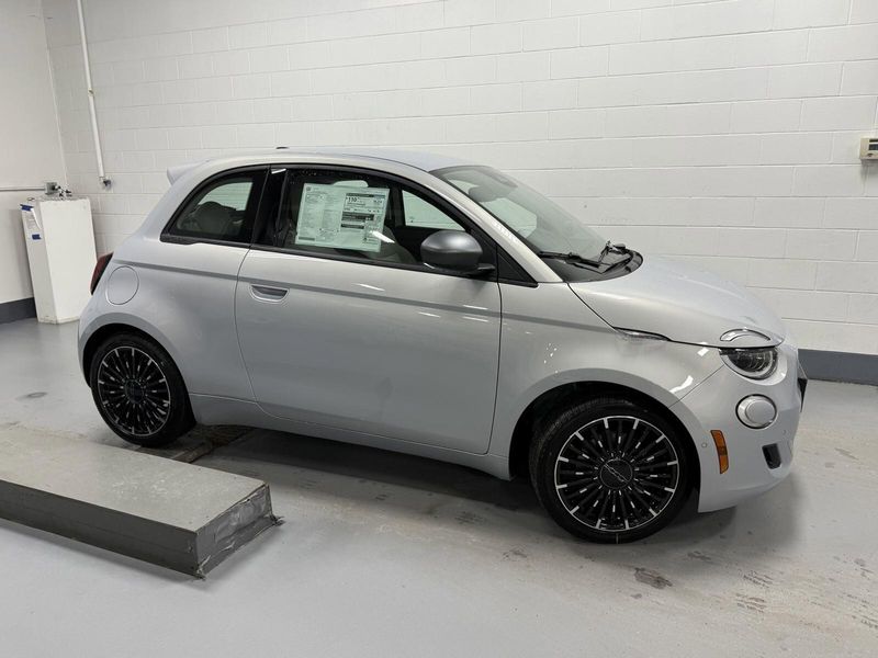 New 2024 Fiat 500e Inspired By Los AngelesImage 4