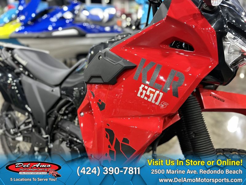 2024 Kawasaki KL650KRFNL  in a FIRECRACKER RED/METALLIC CARBON GRAY exterior color. Del Amo Motorsports of Redondo Beach (424) 304-1660 delamomotorsports.com 