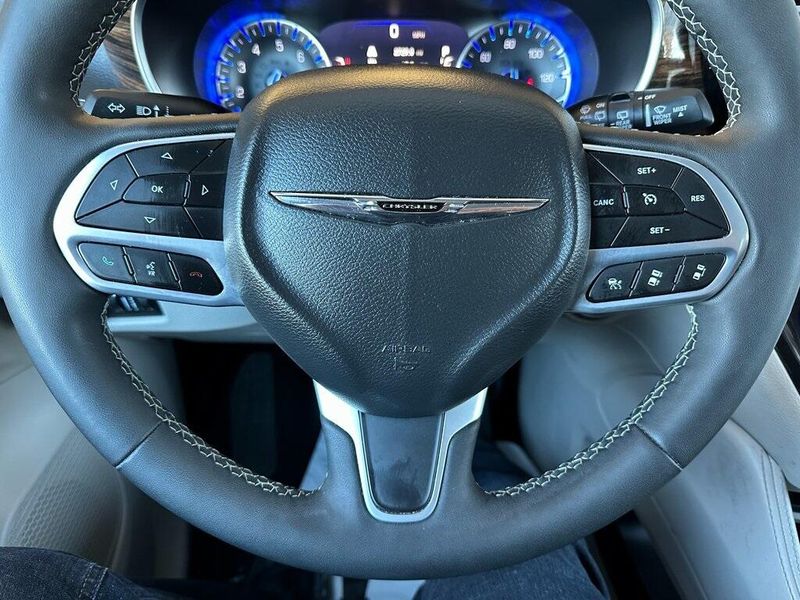 2023 Chrysler Pacifica LimitedImage 3
