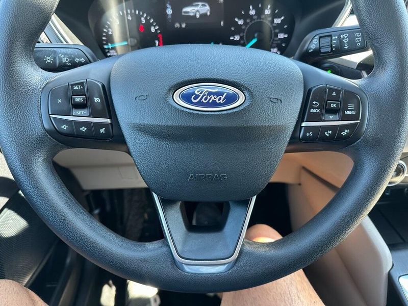 2020 Ford Escape SE photo 3