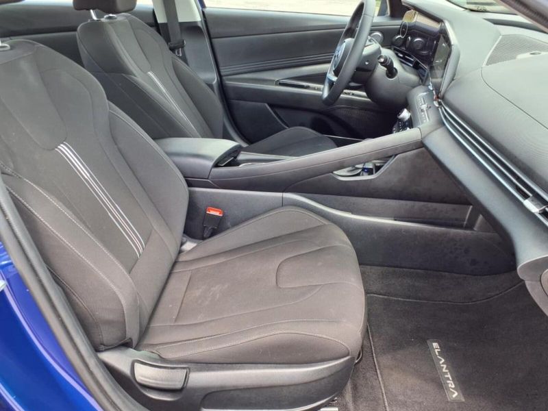 2023 Hyundai Elantra SEL photo 3
