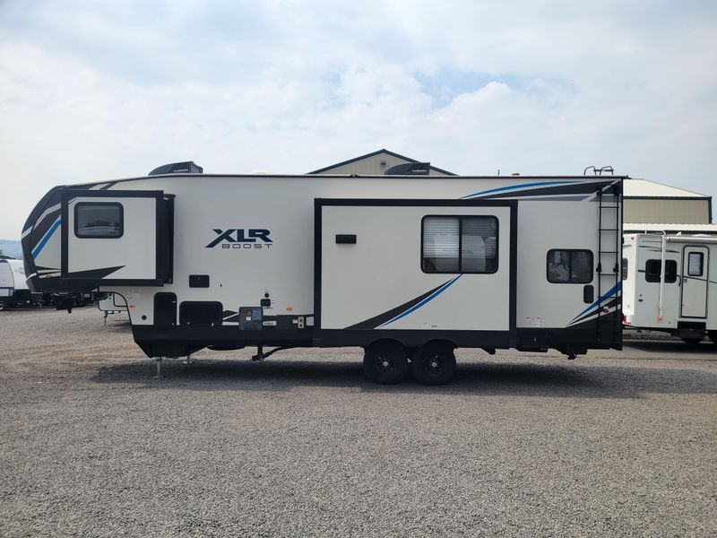 Used 2022 FOREST RIVER BOOST M-32RZR14 Image 6