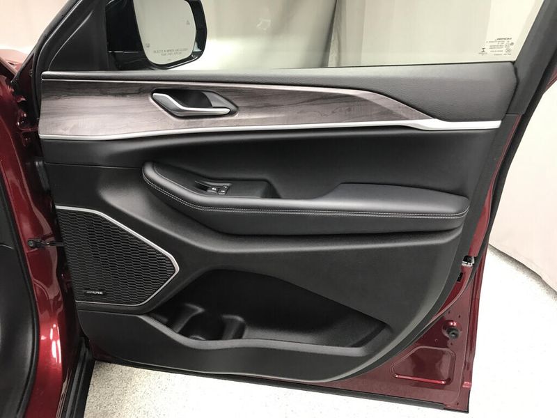 Used 2022 Jeep Grand Cherokee L LimitedImage 16