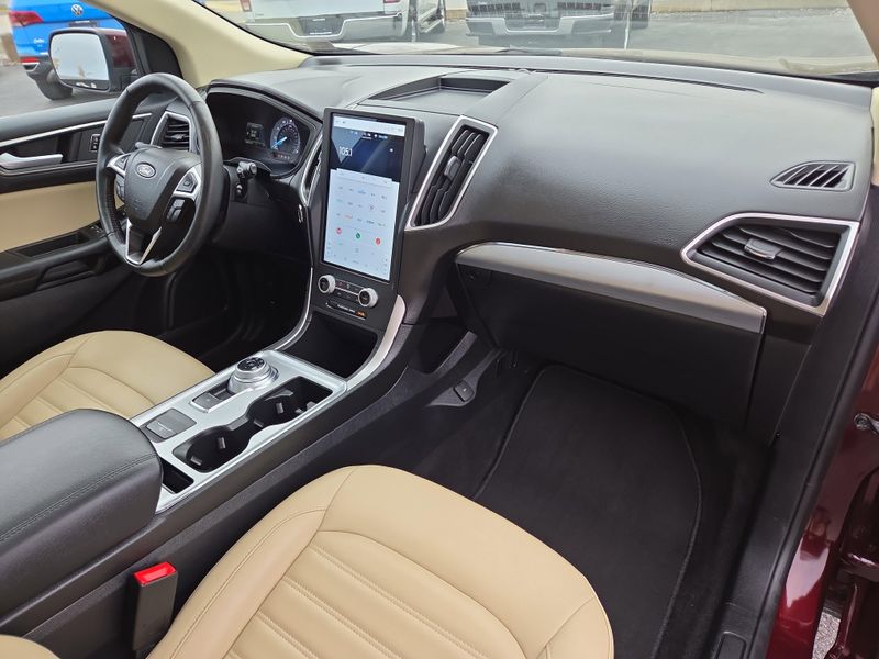 2022 Ford Edge SEL photo 18