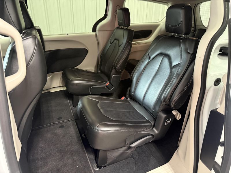 Used 2023 Chrysler Pacifica Touring LImage 17