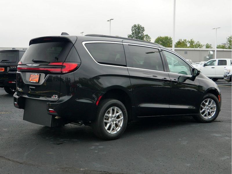 2022 Chrysler Pacifica Touring LImage 11