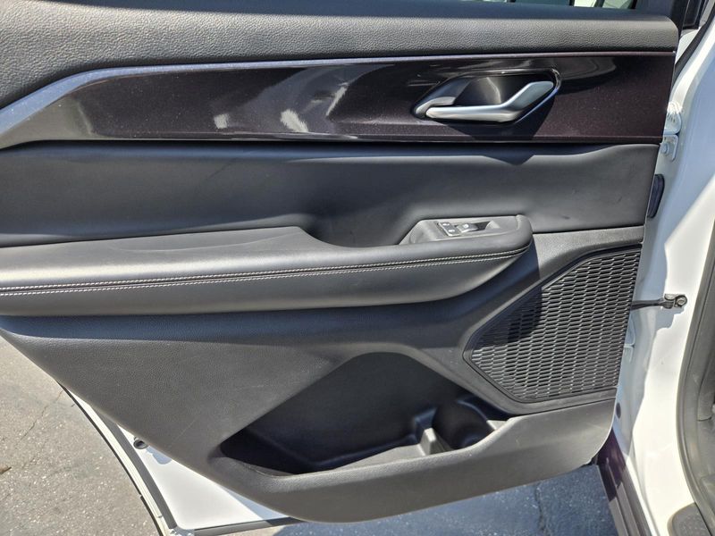 Used 2023 Jeep Grand Cherokee L Laredo 4x2