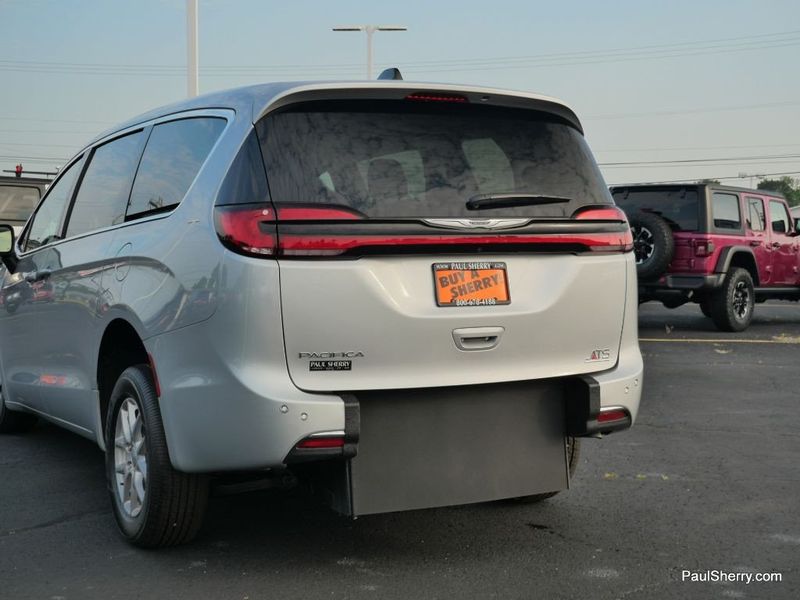 2023 Chrysler Pacifica TouringImage 15