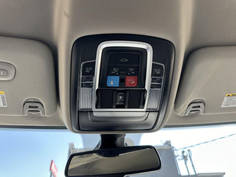 2024 RAM 3500 LaramieImage 28