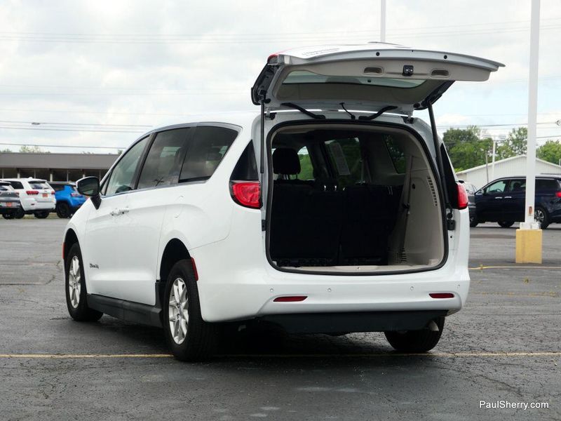Used 2022 Chrysler Voyager LXImage 27