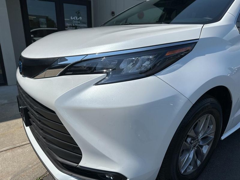 2025 Toyota Sienna XLEImage 10