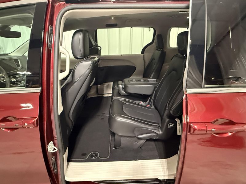 Used 2023 Chrysler Pacifica Touring LImage 19
